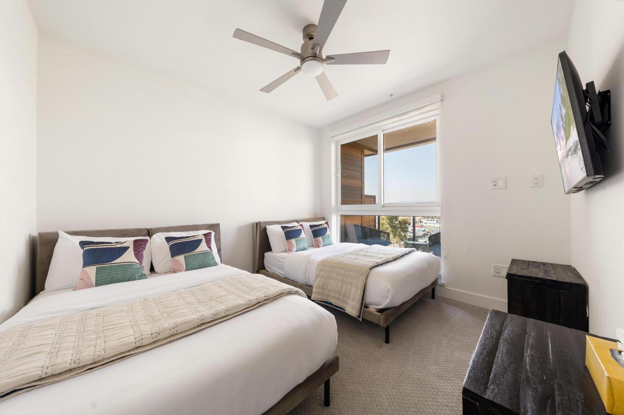 Sky-high Elegance Waterfront Penthouse 4 Beds *