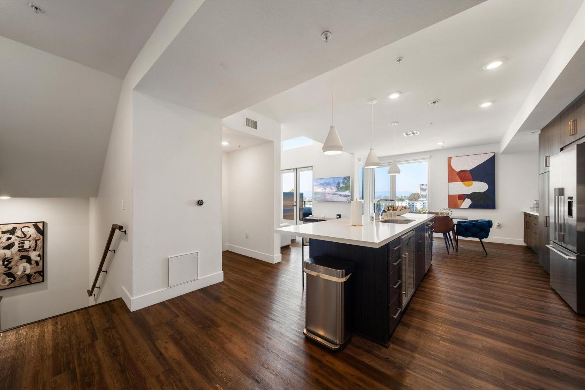 Sky-high Elegance Waterfront Penthouse 4 Beds *
