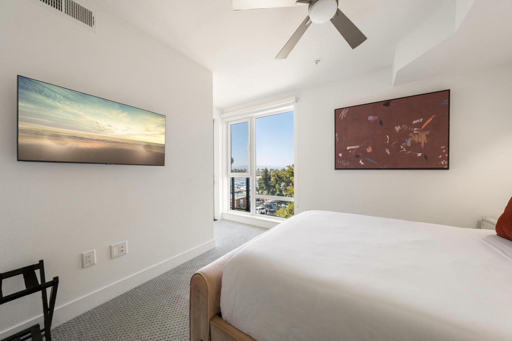 Sky-high Elegance Waterfront Penthouse 4 Beds Los Angeles
