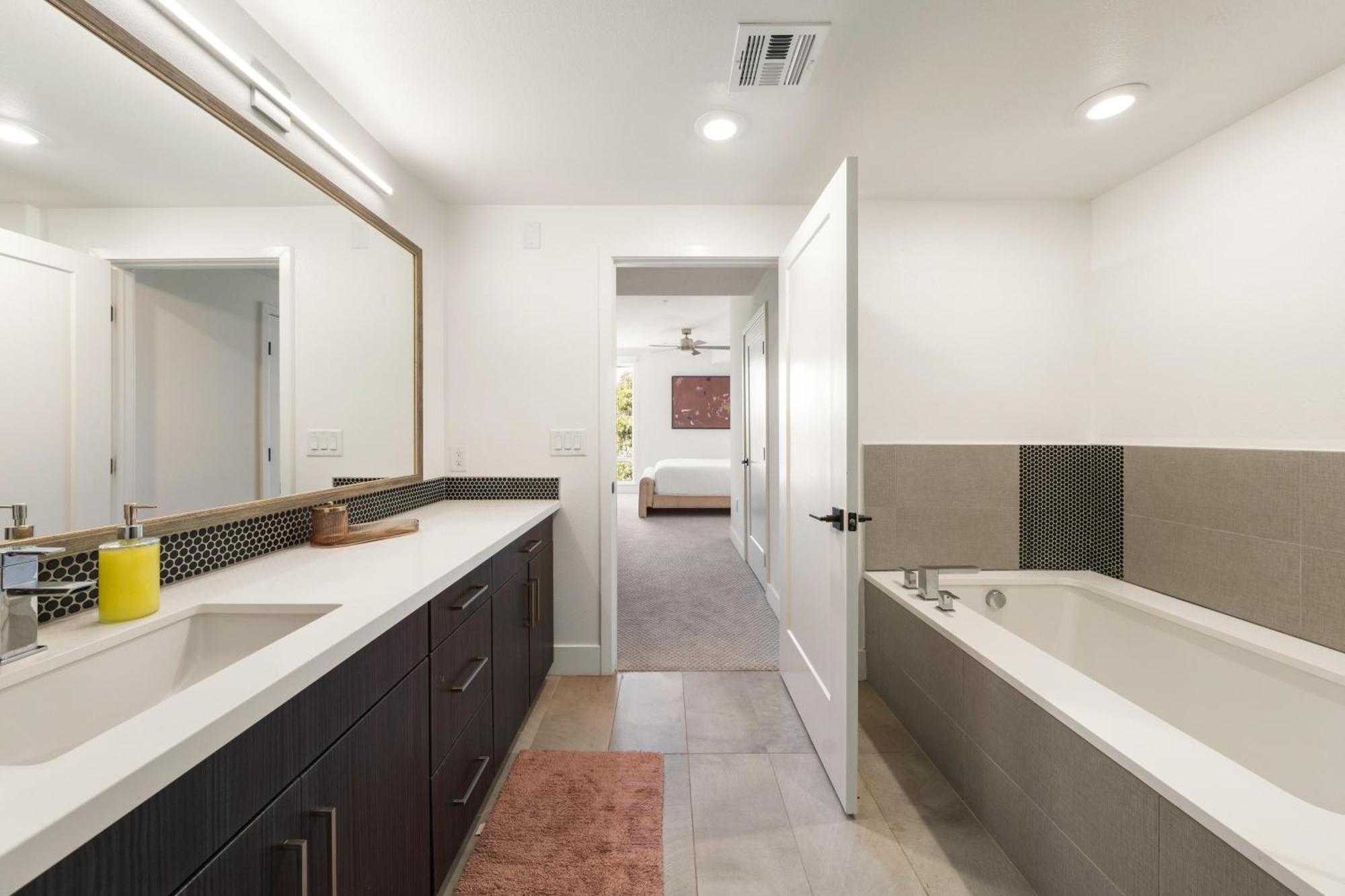 Apartment Sky-high Elegance Waterfront Penthouse 4 Beds