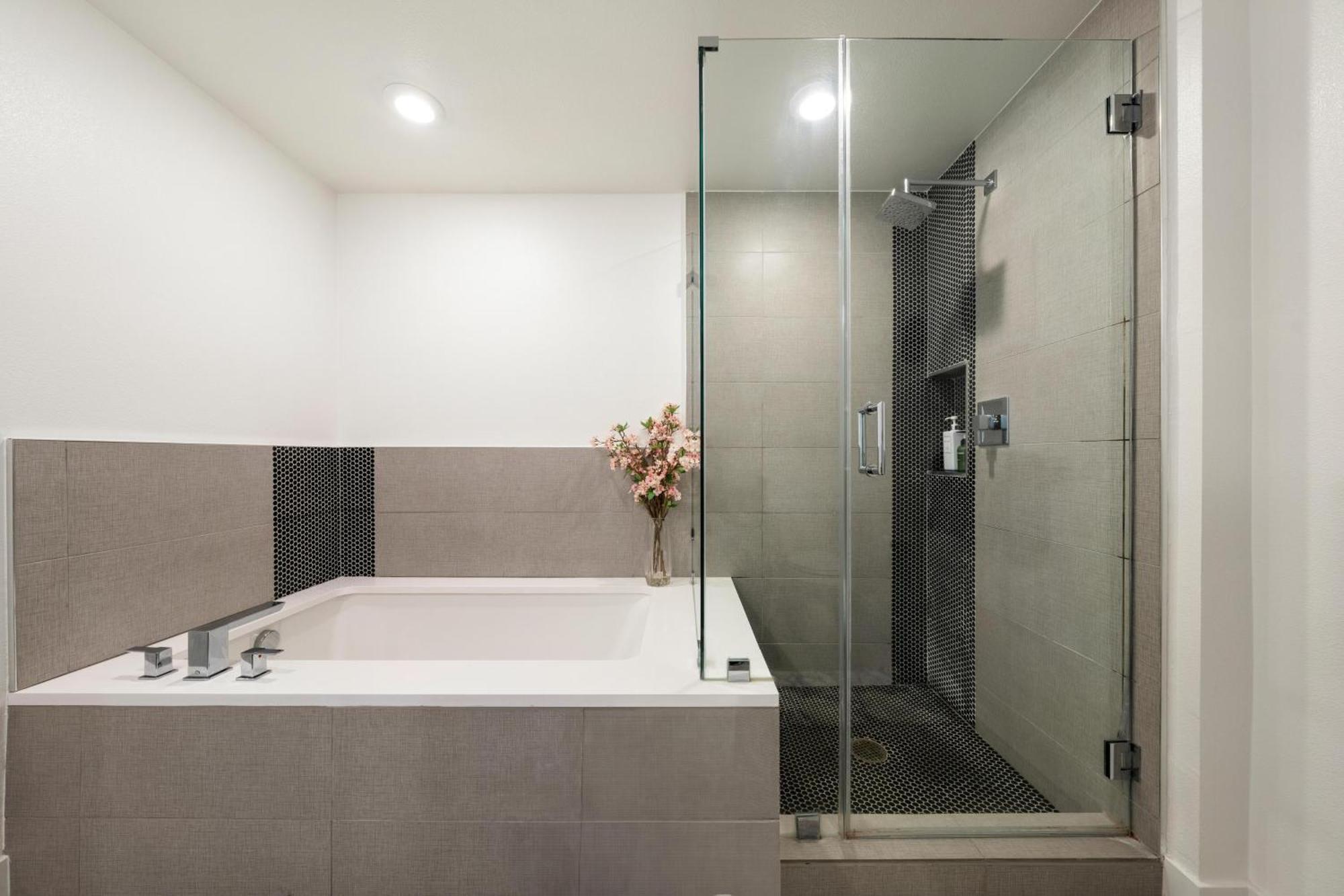 Apartment Sky-high Elegance Waterfront Penthouse 4 Beds *