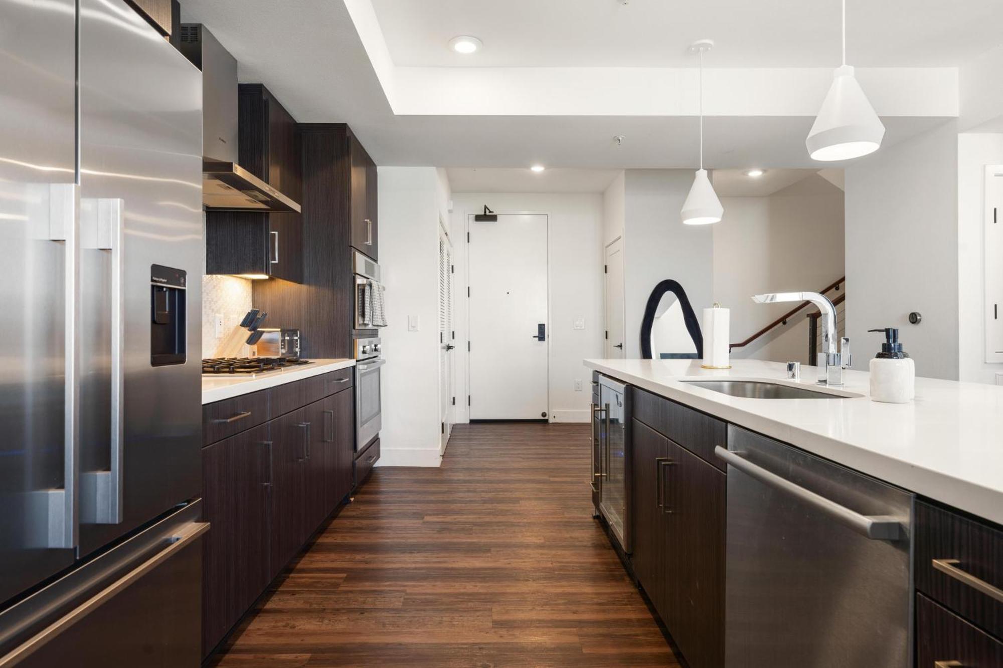 Sky-high Elegance Waterfront Penthouse 4 Beds Apartment Los Angeles