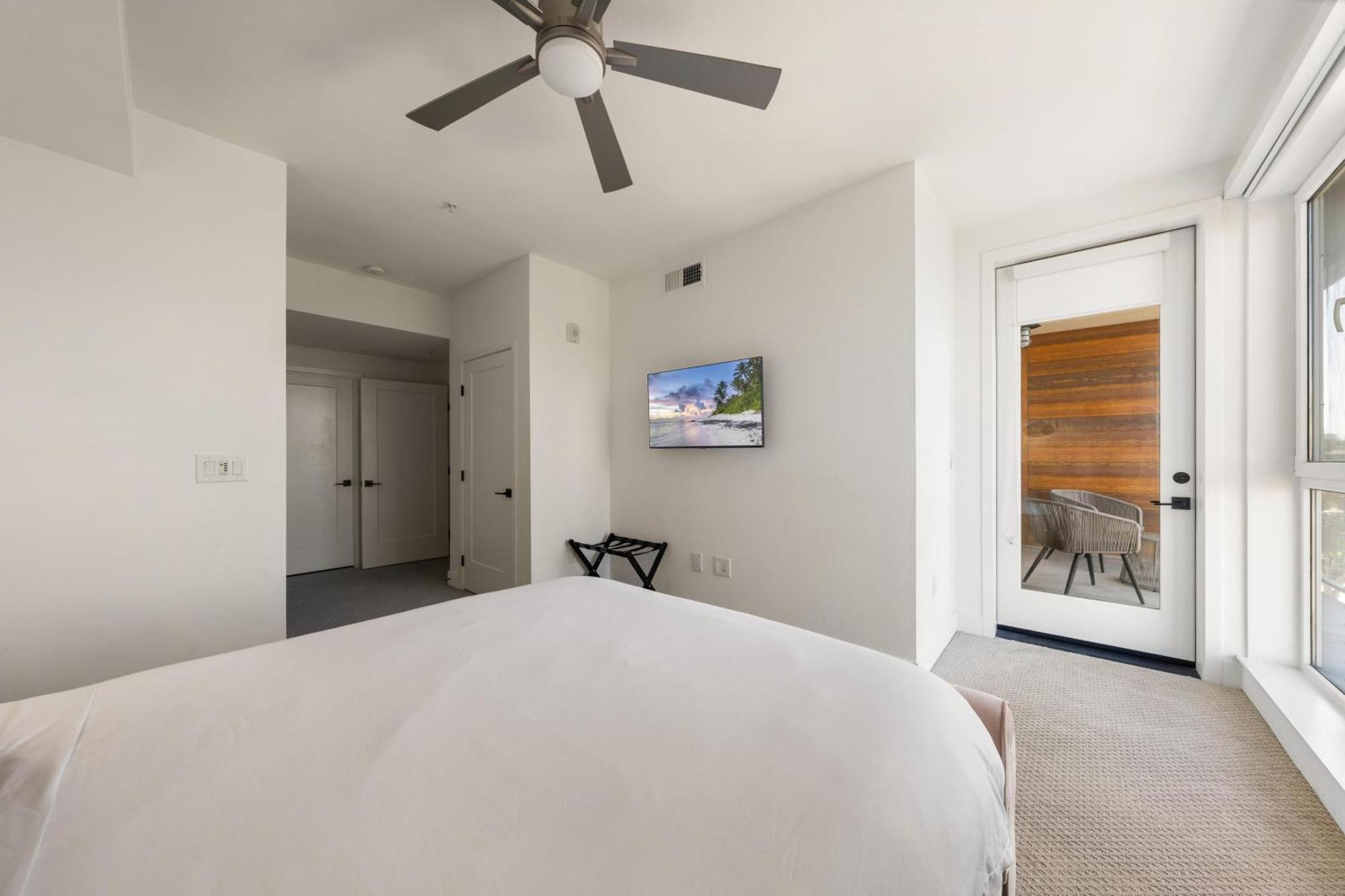 Sky-high Elegance Waterfront Penthouse 4 Beds * Los Angeles