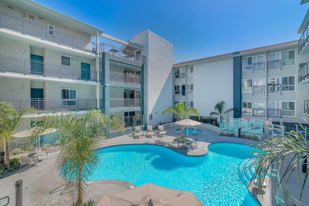 West Hollywood Penthouse With Pool!