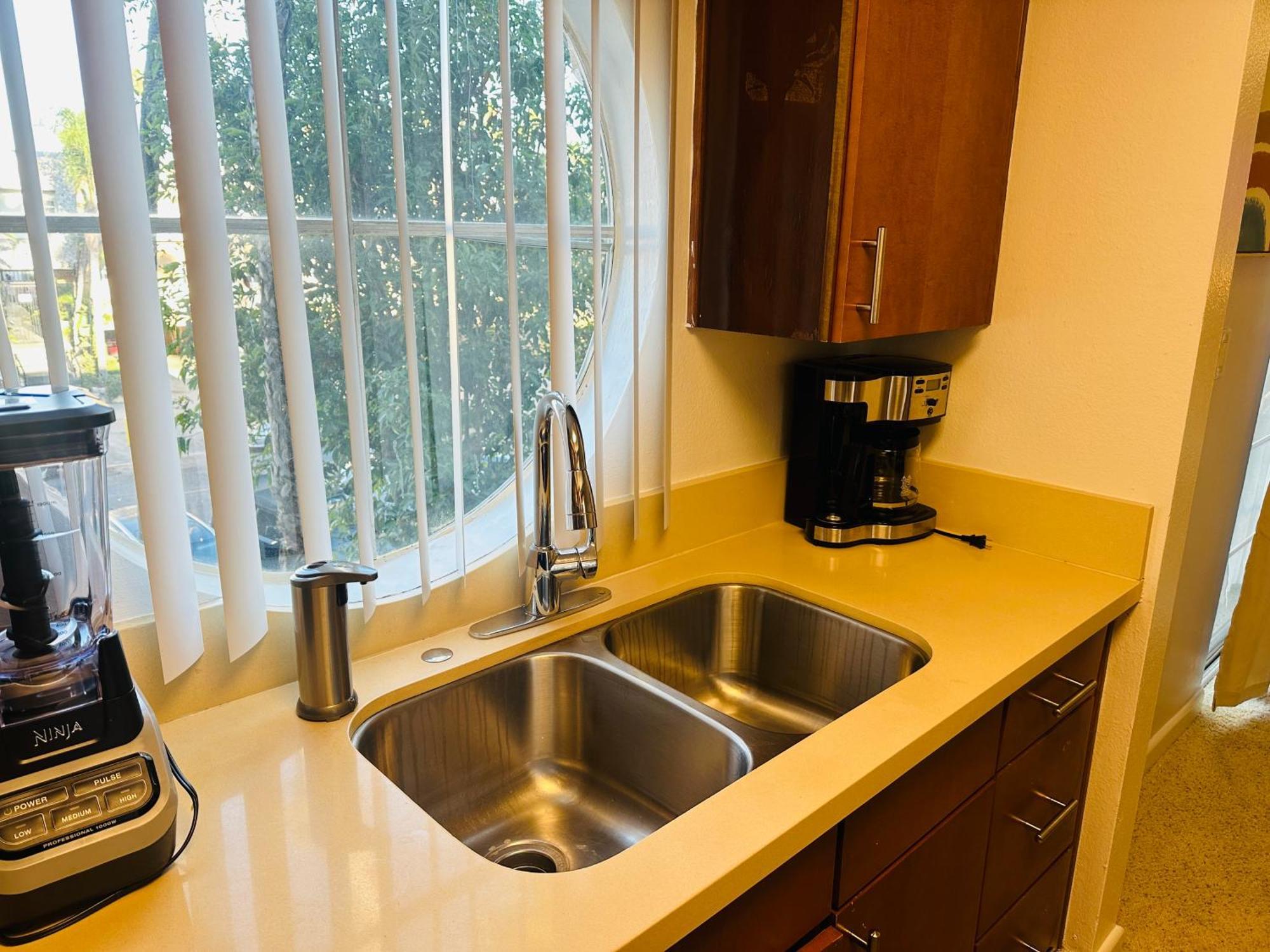 Mid-city Charm 2br Near Hotspots! Apartment