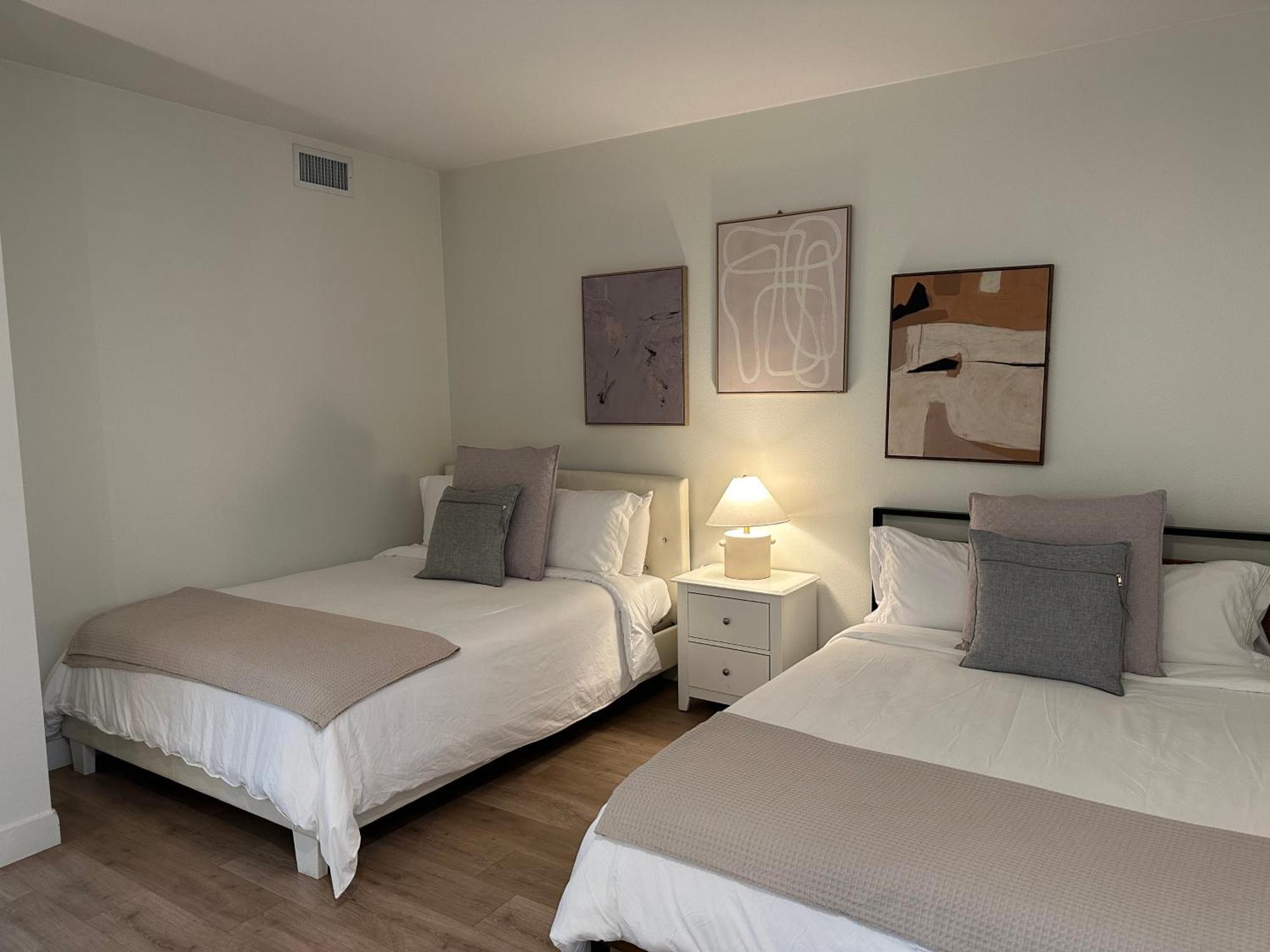 Cozy In Hollywood Apartment Los Angeles