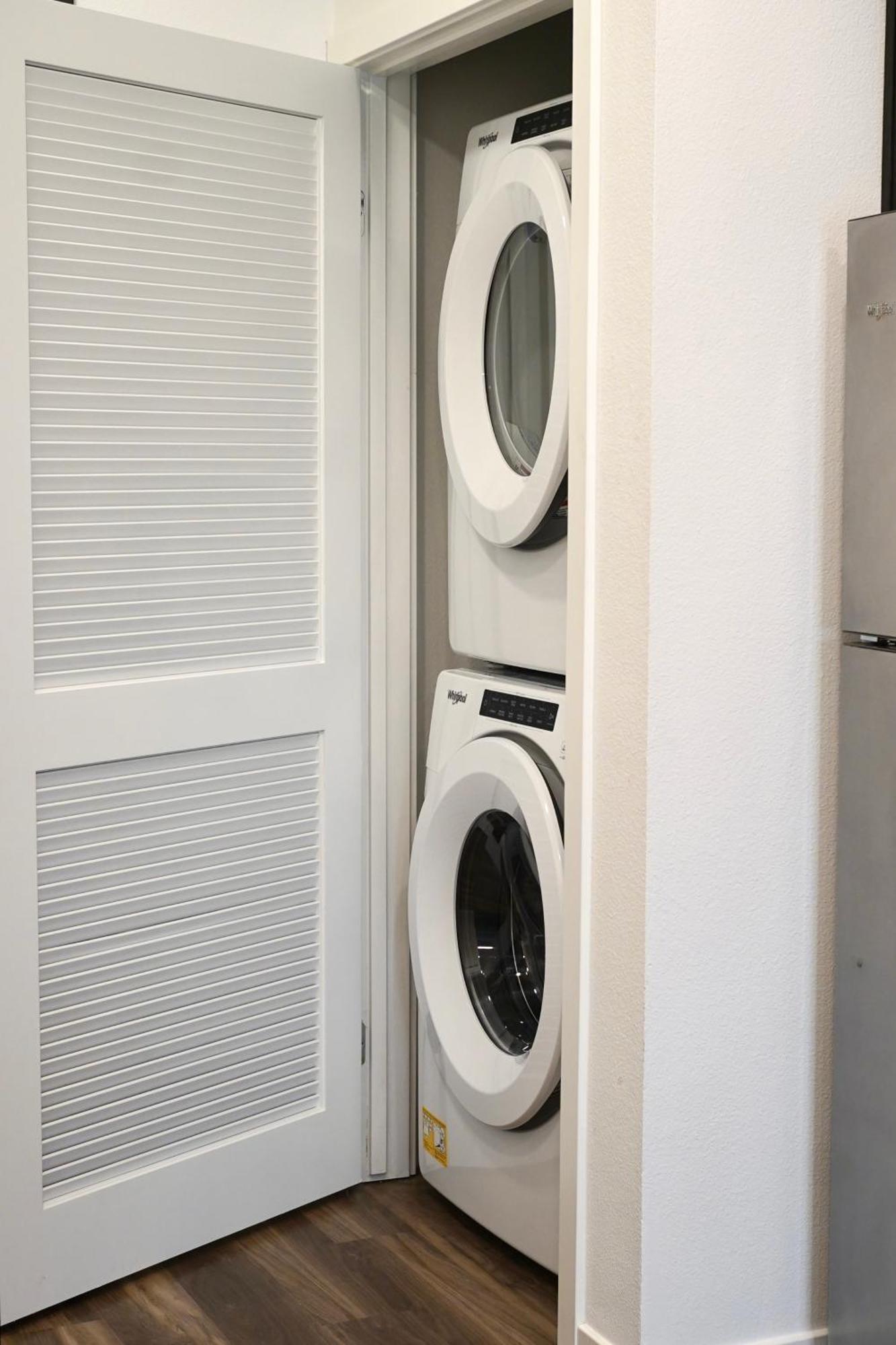 Hollywood Chic With Free Parking Apartment