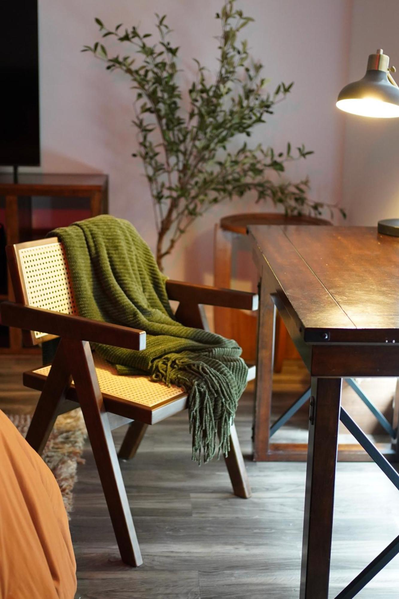Hollywood Chic With Free Parking Apartment
