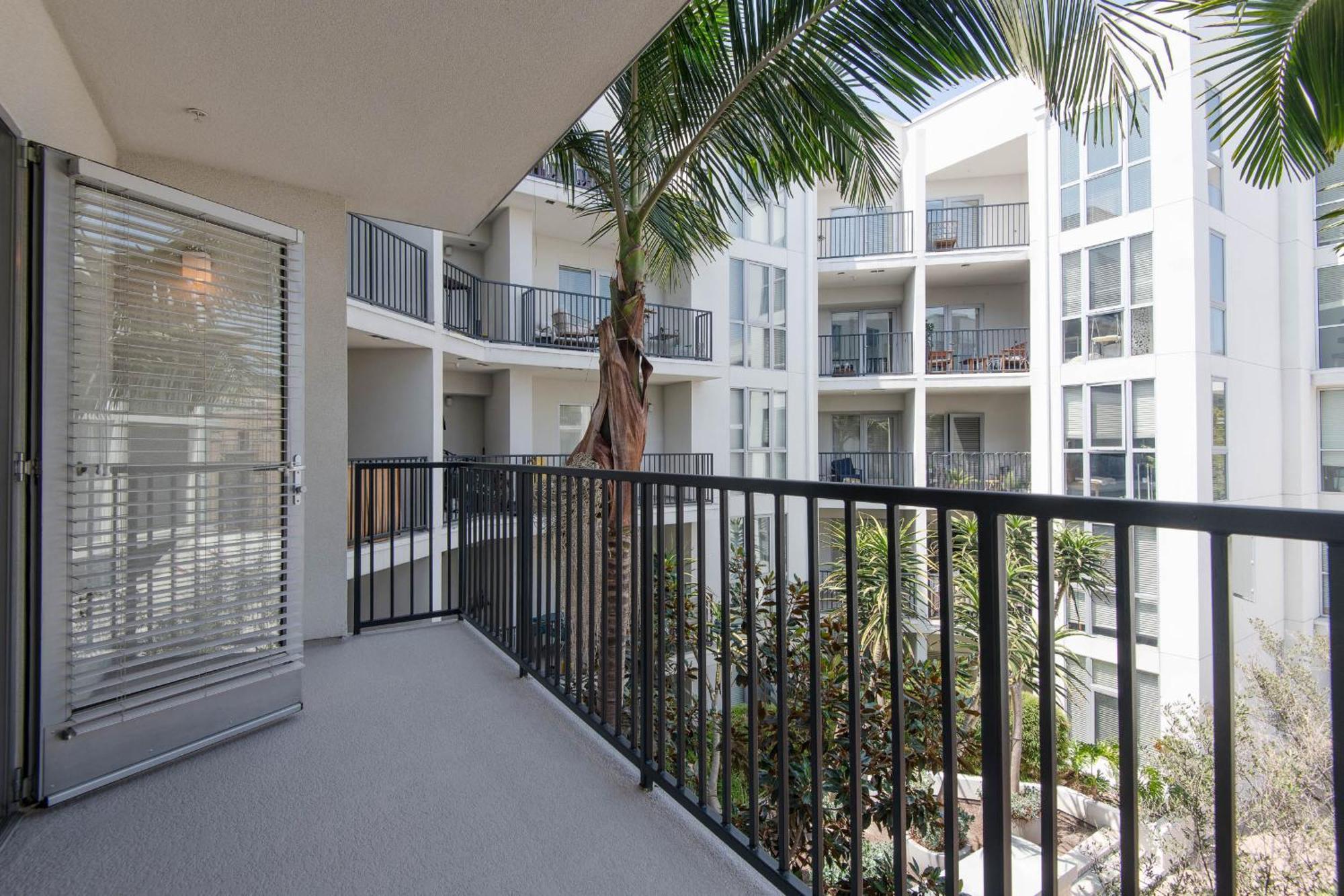 Apartment Two Bedroom In Hollywood!