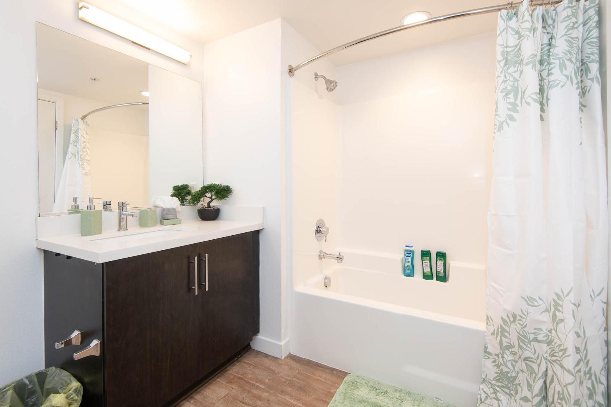Two Bedroom In Hollywood! Apartment