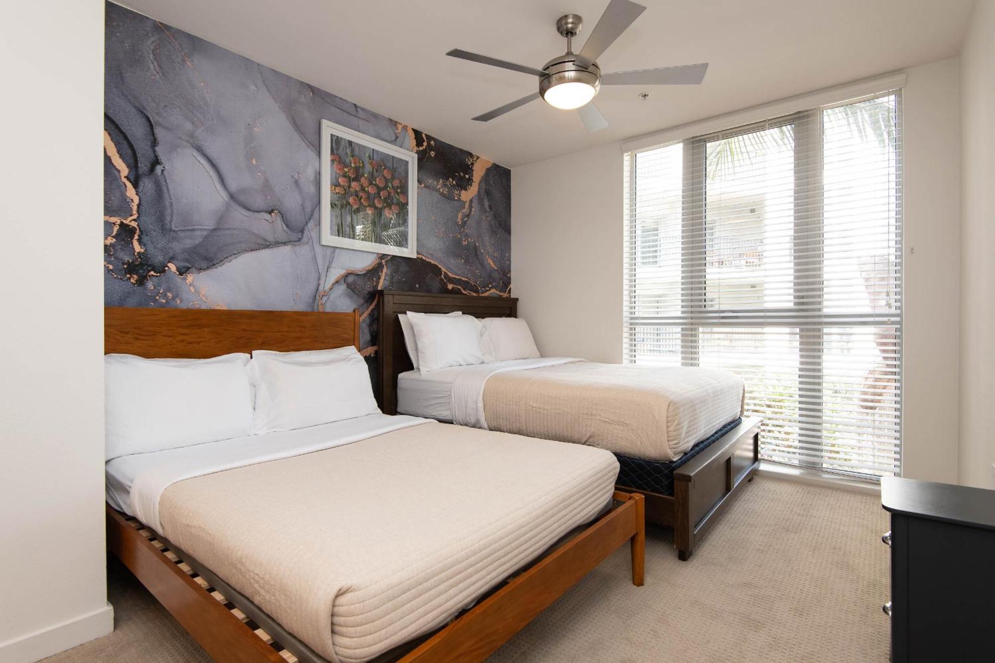 Two Bedroom In Hollywood! Apartment