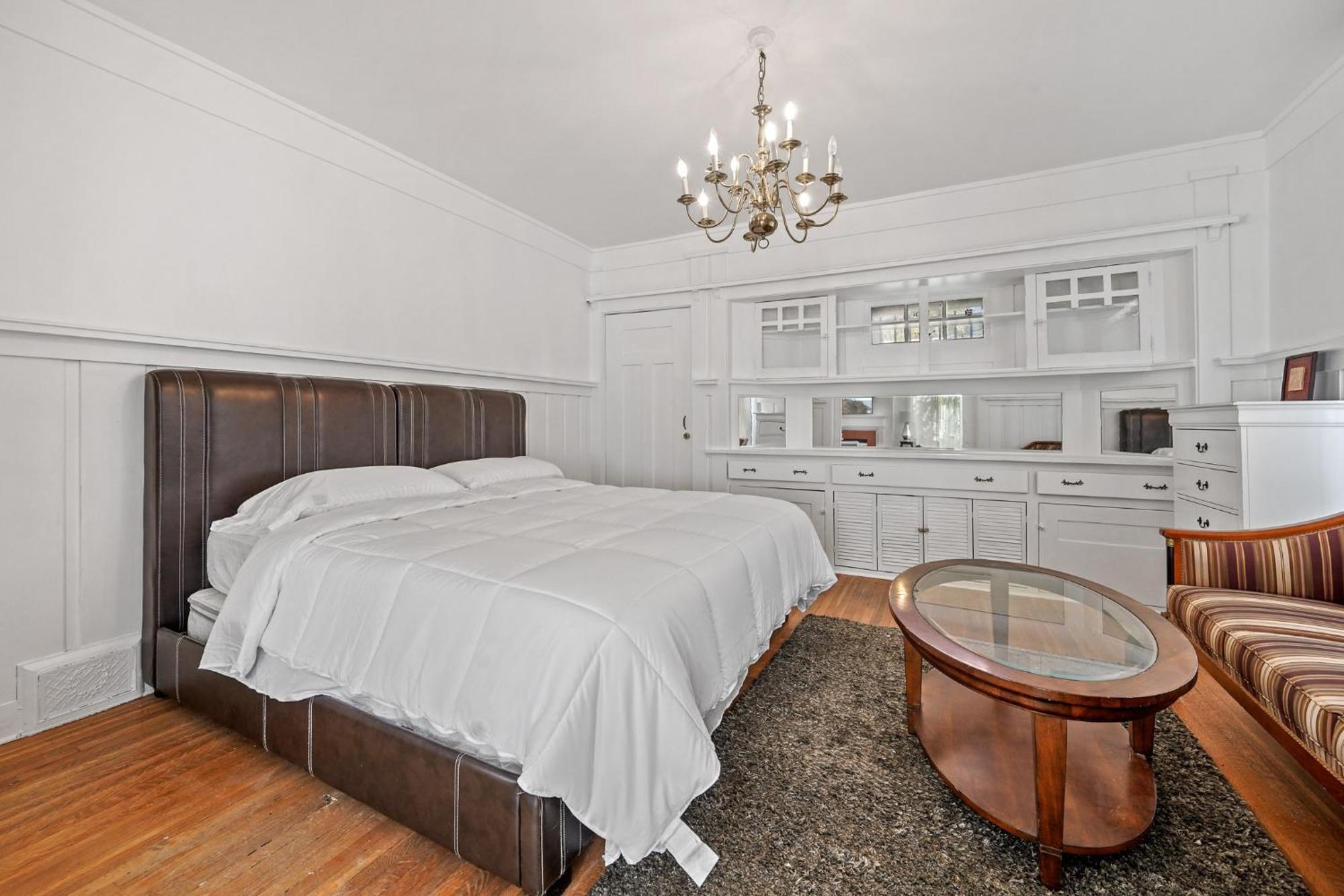 Spacious Chic 5 Bedroom Perfect For Large Group With Parking Los Angeles