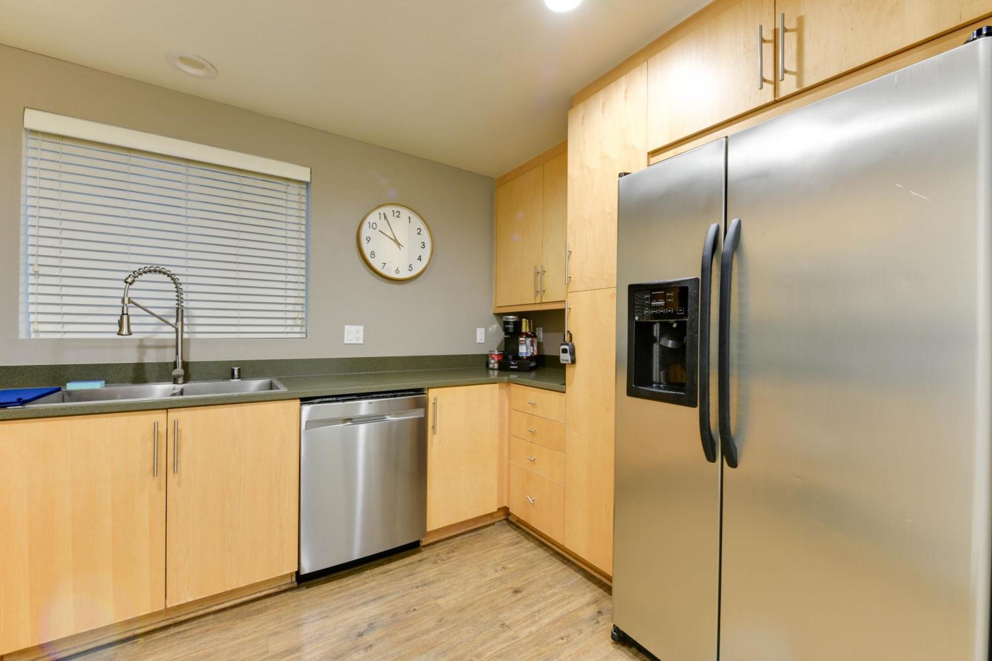 Wake Up To Spectacular Marina Views In 2 Bedroom Los Angeles