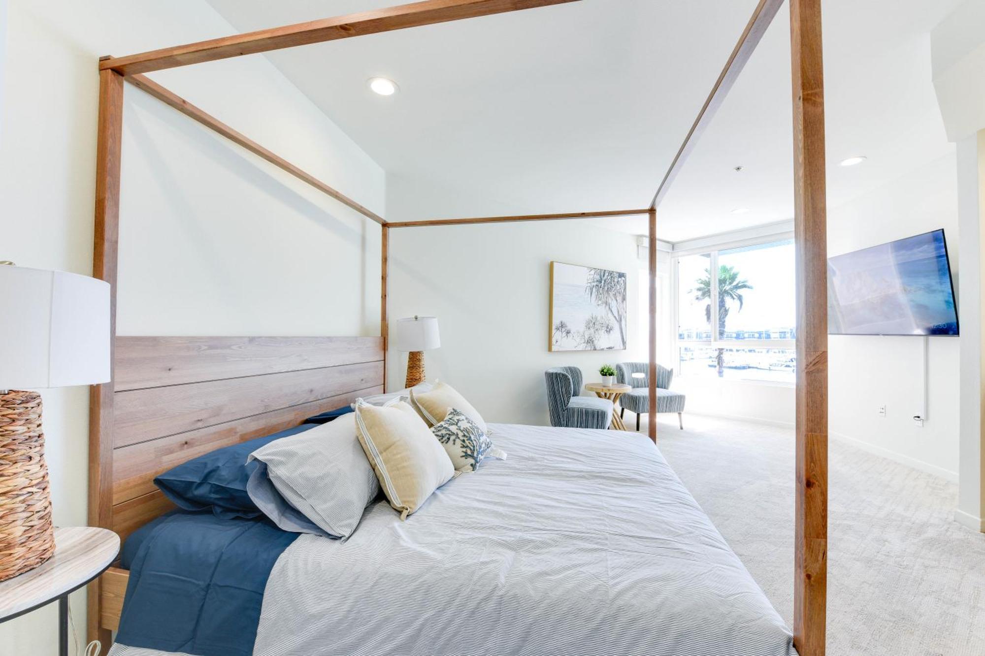 Apartment Wake Up To Spectacular Marina Views In 2 Bedroom Los Angeles
