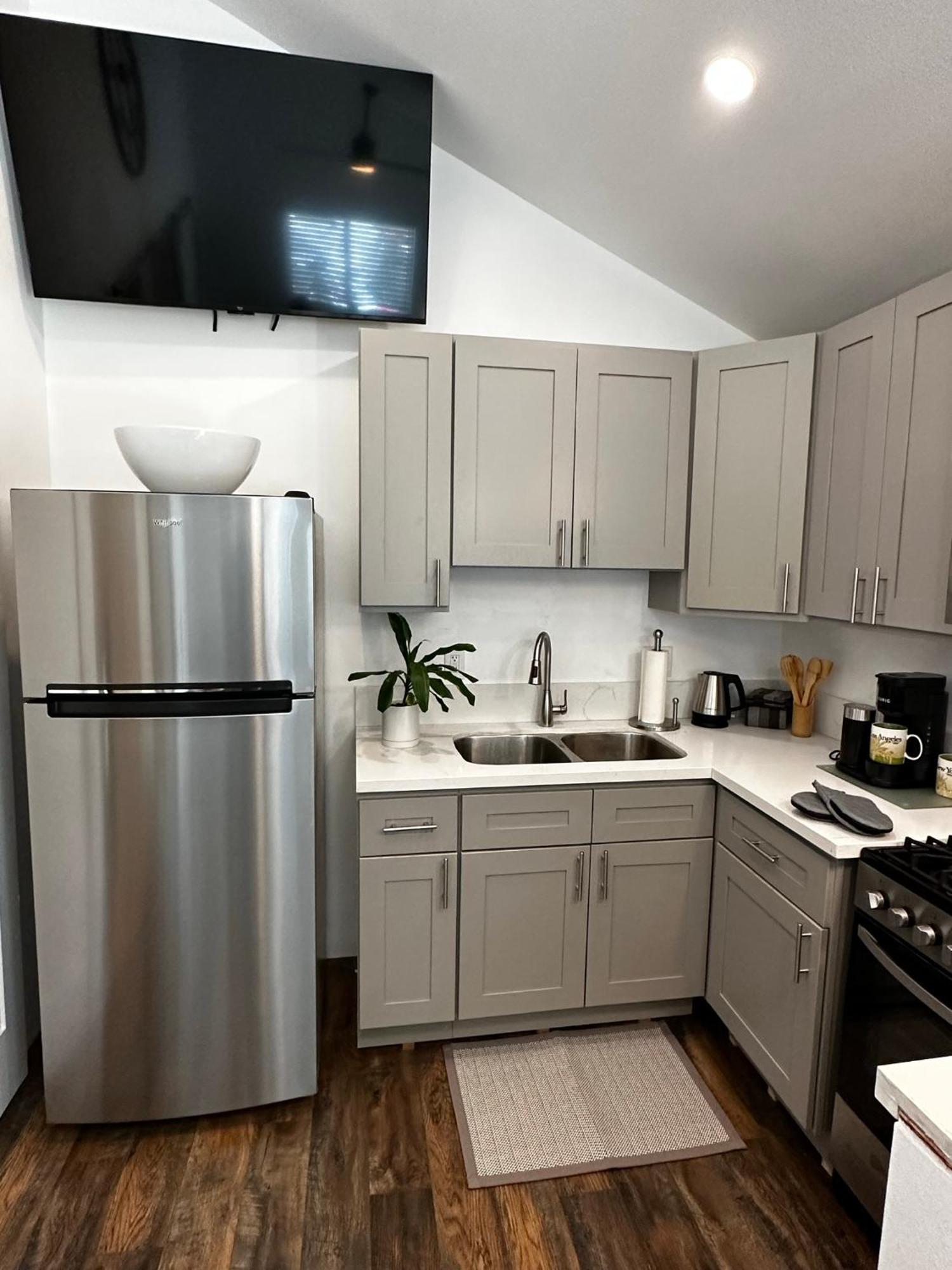 Guest house #1 And #2 One Price-west La Location *
