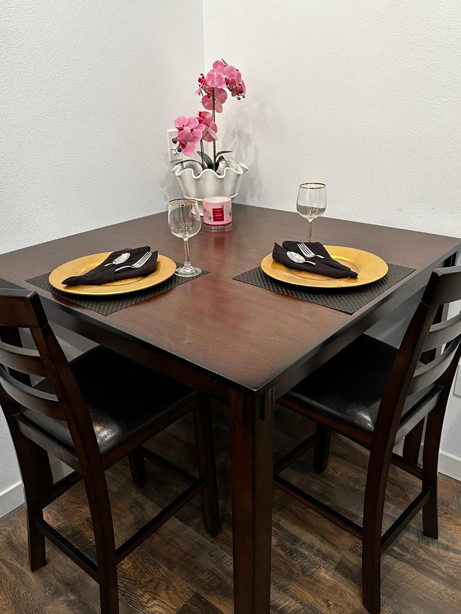 #1 And #2 One Price-west La Location Guest house