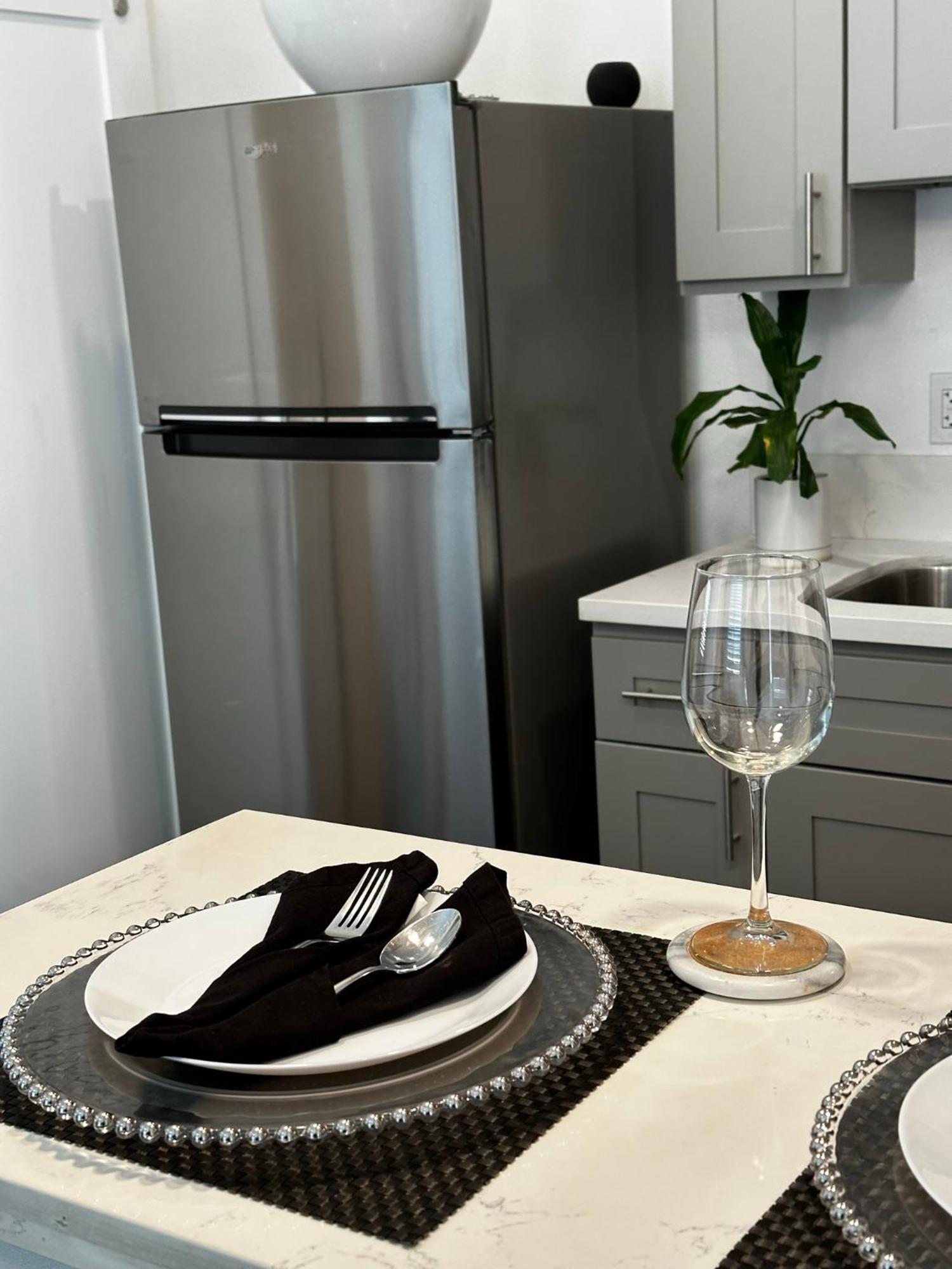#1 And #2 One Price-west La Location Guest house