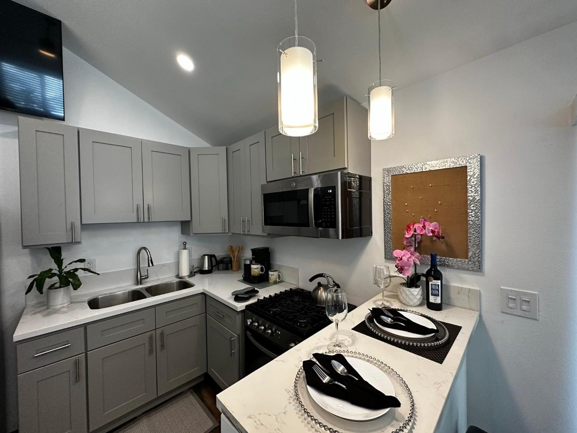 #1 And #2 One Price-west La Location Guest house