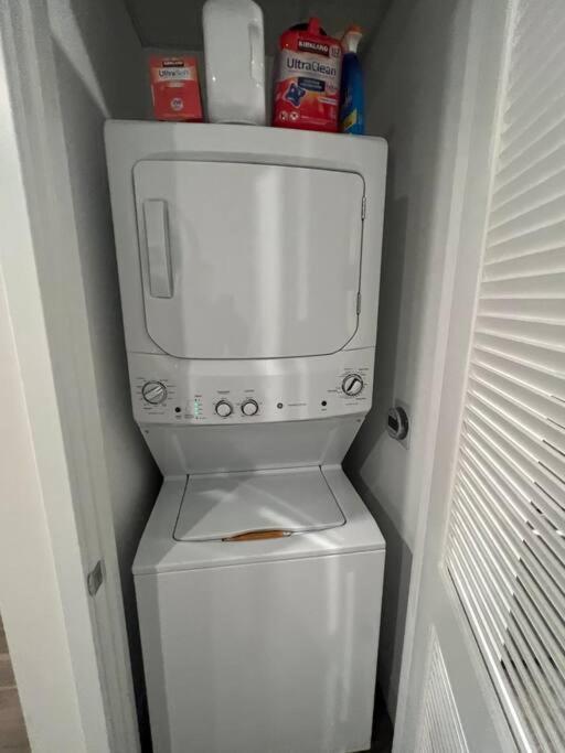 Apartment Luxe Corner One Bedroom, Prime Hollywood With Parking
