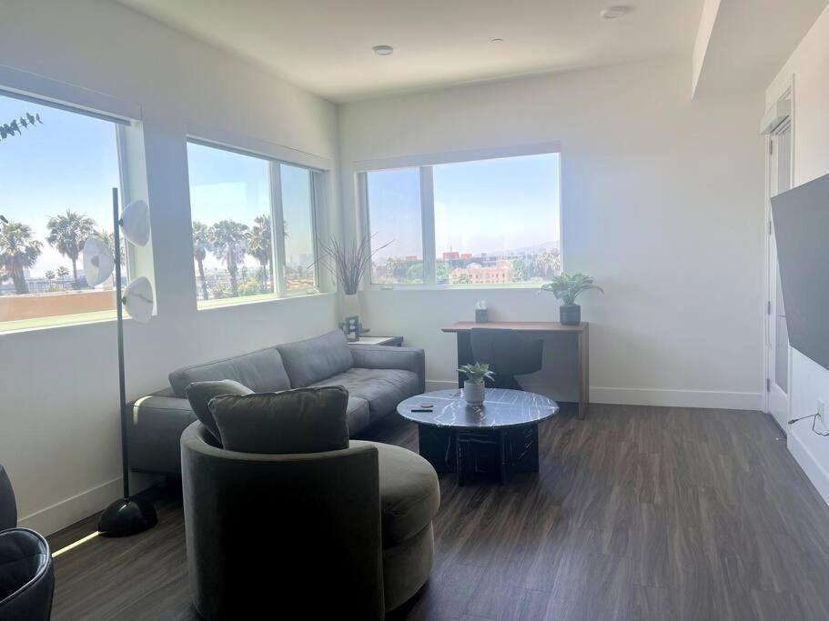 Apartment Luxe Corner One Bedroom, Prime Hollywood With Parking Los Angeles
