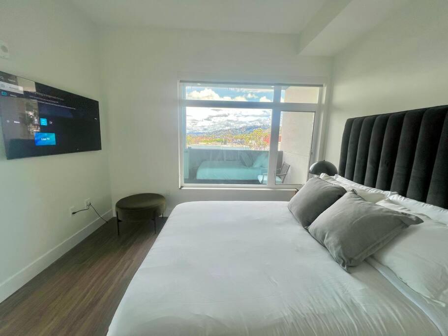 Luxe Corner One Bedroom, Prime Hollywood With Parking