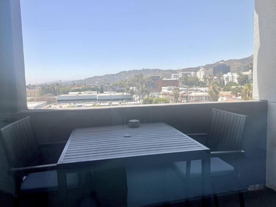Apartment Luxe Corner One Bedroom, Prime Hollywood With Parking