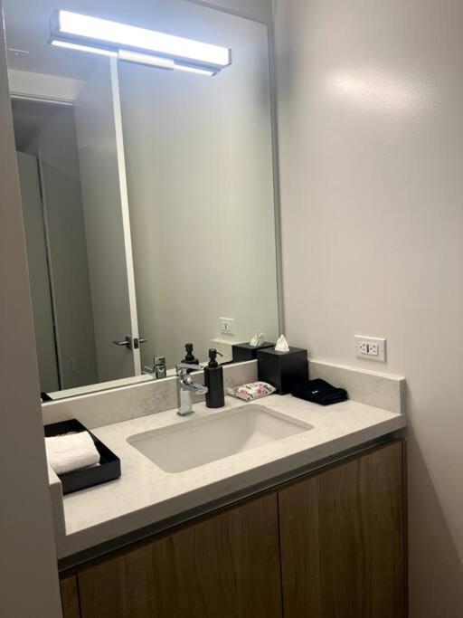 Luxe Corner One Bedroom, Prime Hollywood With Parking Apartment *