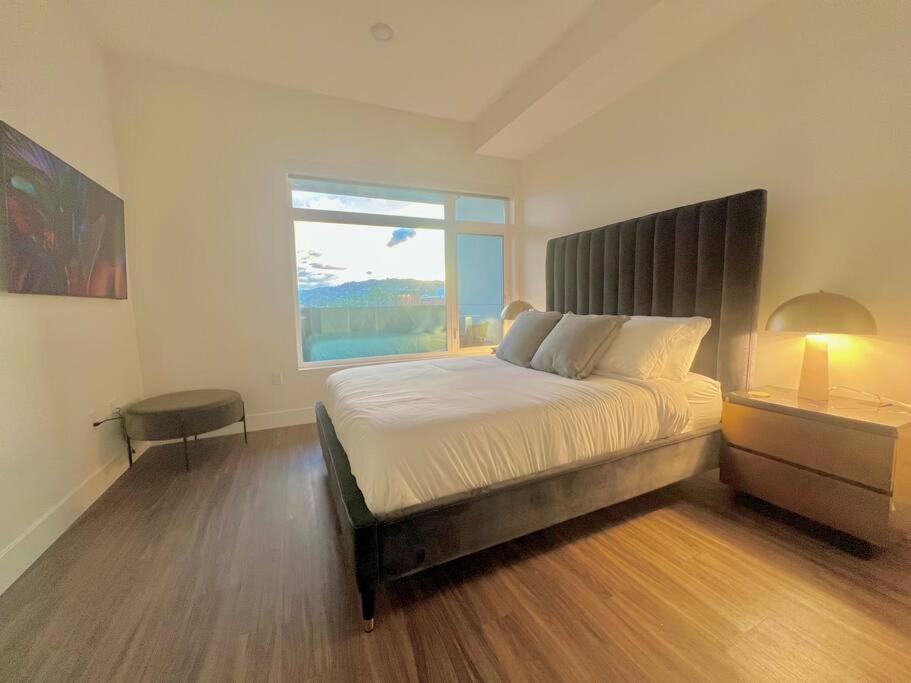 Apartment Luxe Corner One Bedroom, Prime Hollywood With Parking *
