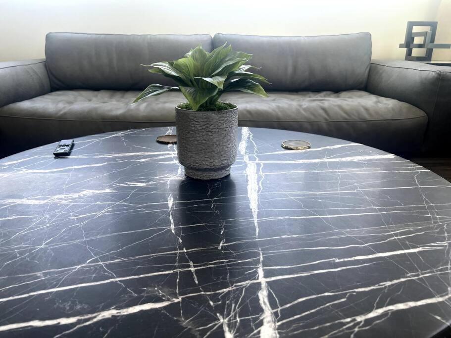 Luxe Corner One Bedroom, Prime Hollywood With Parking Apartment Los Angeles