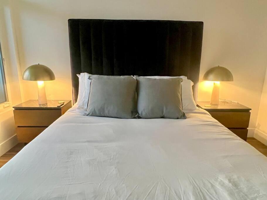 Apartment Luxe Corner One Bedroom, Prime Hollywood With Parking Los Angeles