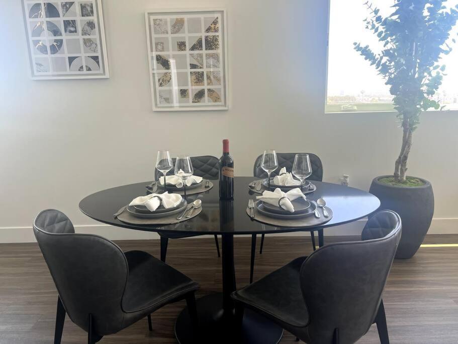 Luxe Corner One Bedroom, Prime Hollywood With Parking