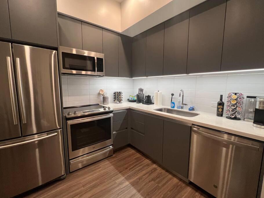 Apartment Luxe Corner One Bedroom, Prime Hollywood With Parking *