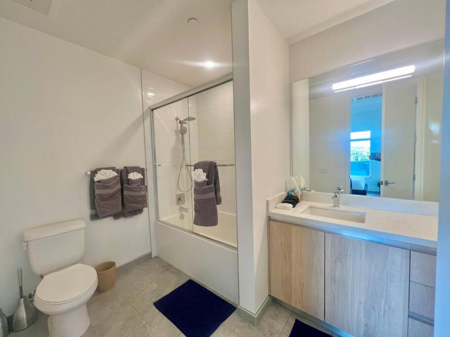Luxe Corner One Bedroom, Prime Hollywood With Parking Apartment Los Angeles