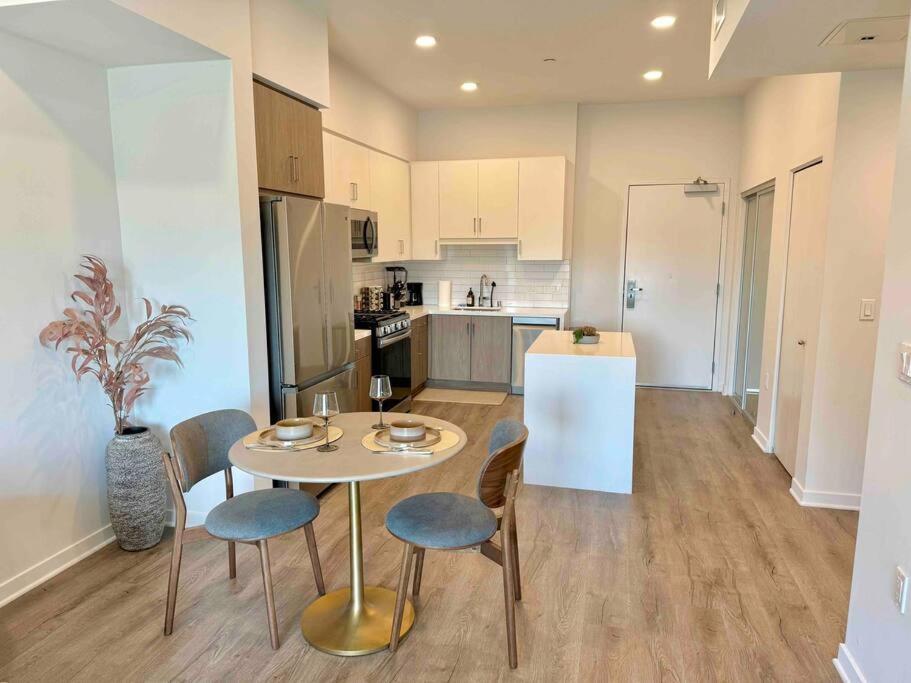 Apartment Designer Silver Stylish One Bedroom With Parking *