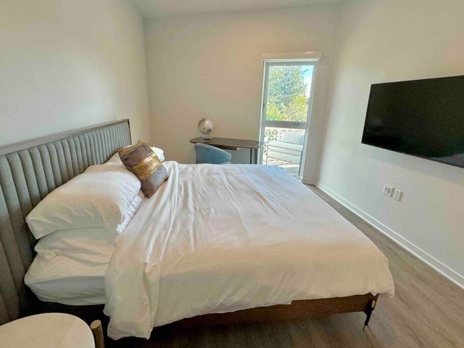 Designer Silver Stylish One Bedroom With Parking Apartment *