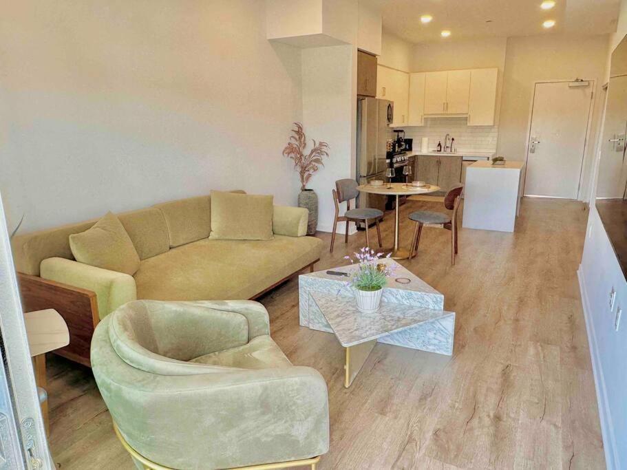 Designer Silver Stylish One Bedroom With Parking *