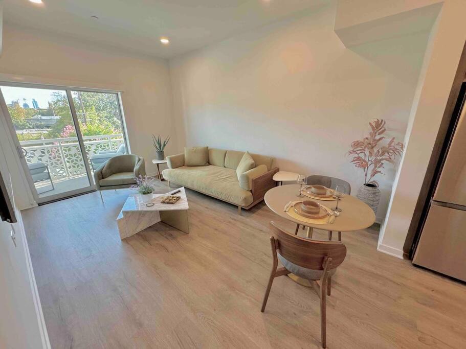 Apartment Designer Silver Stylish One Bedroom With Parking