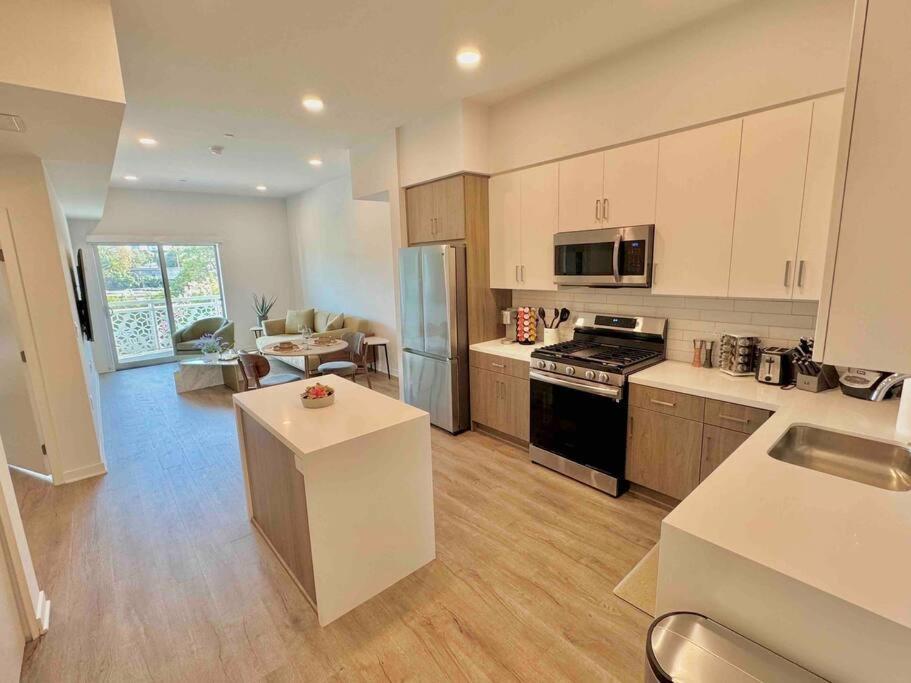 Designer Silver Stylish One Bedroom With Parking Apartment *