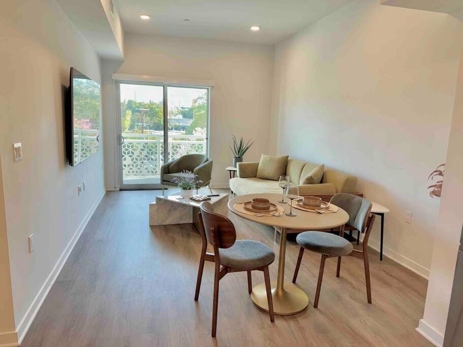 Designer Silver Stylish One Bedroom With Parking *