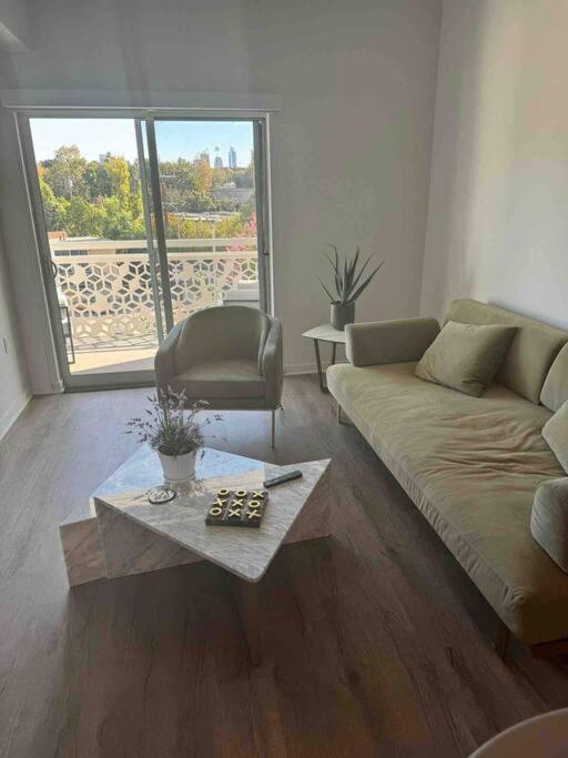 Designer Silver Stylish One Bedroom With Parking Los Angeles