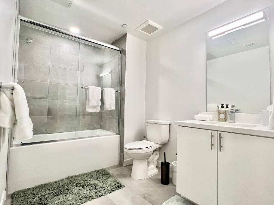 Designer Silver Stylish One Bedroom With Parking * Los Angeles