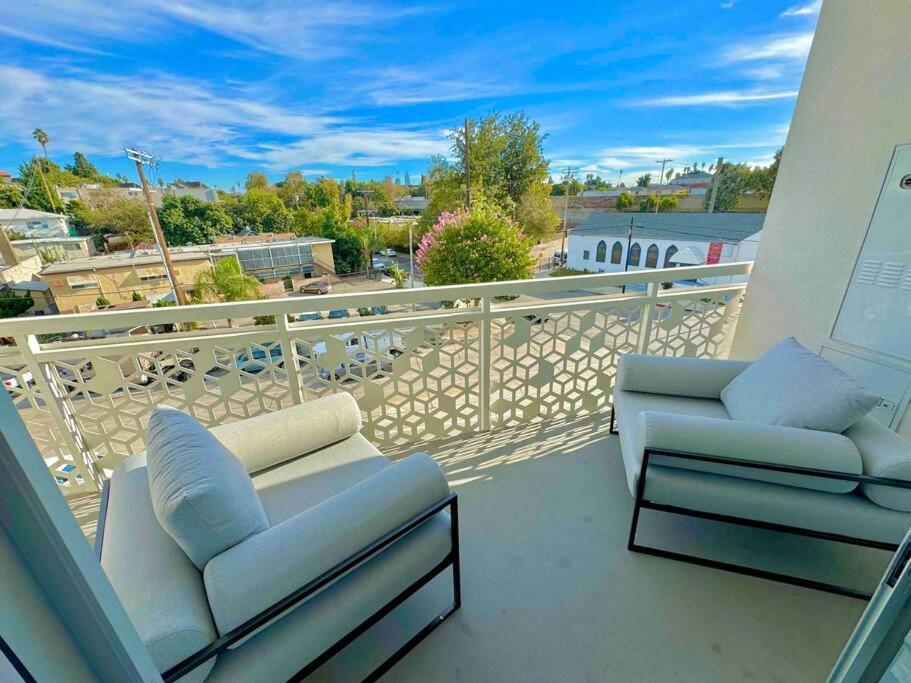 Designer Silver Stylish One Bedroom With Parking Apartment *
