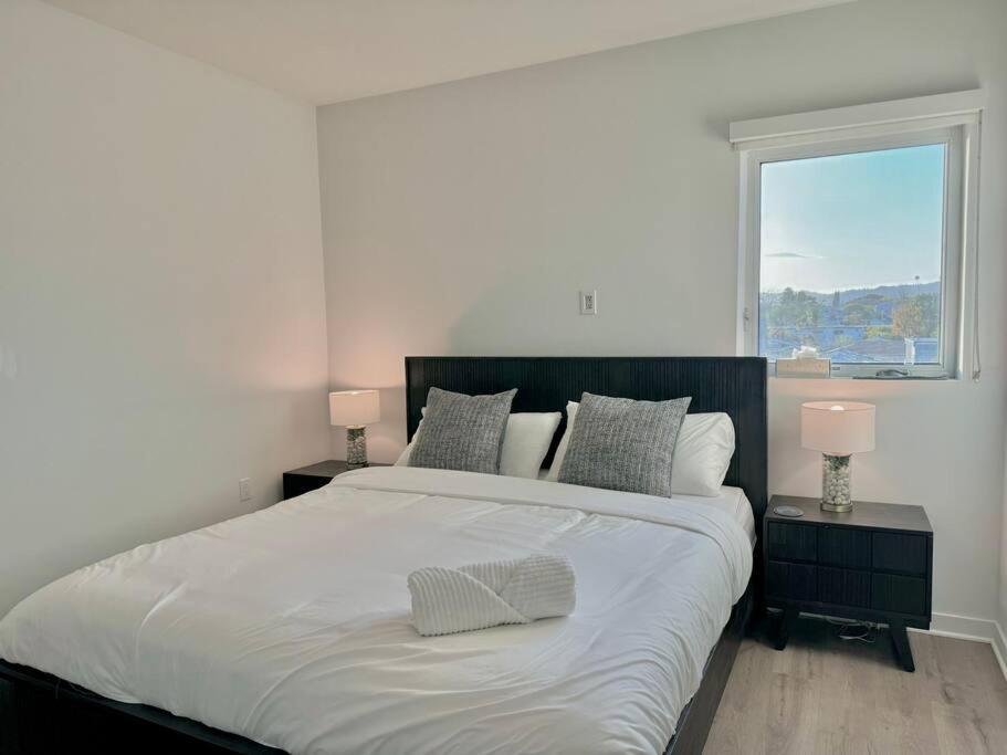 Corner 2 Bedroom 2 Bath - Balcony - Parking
