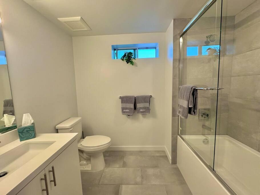 Corner 2 Bedroom 2 Bath - Balcony - Parking Apartment *