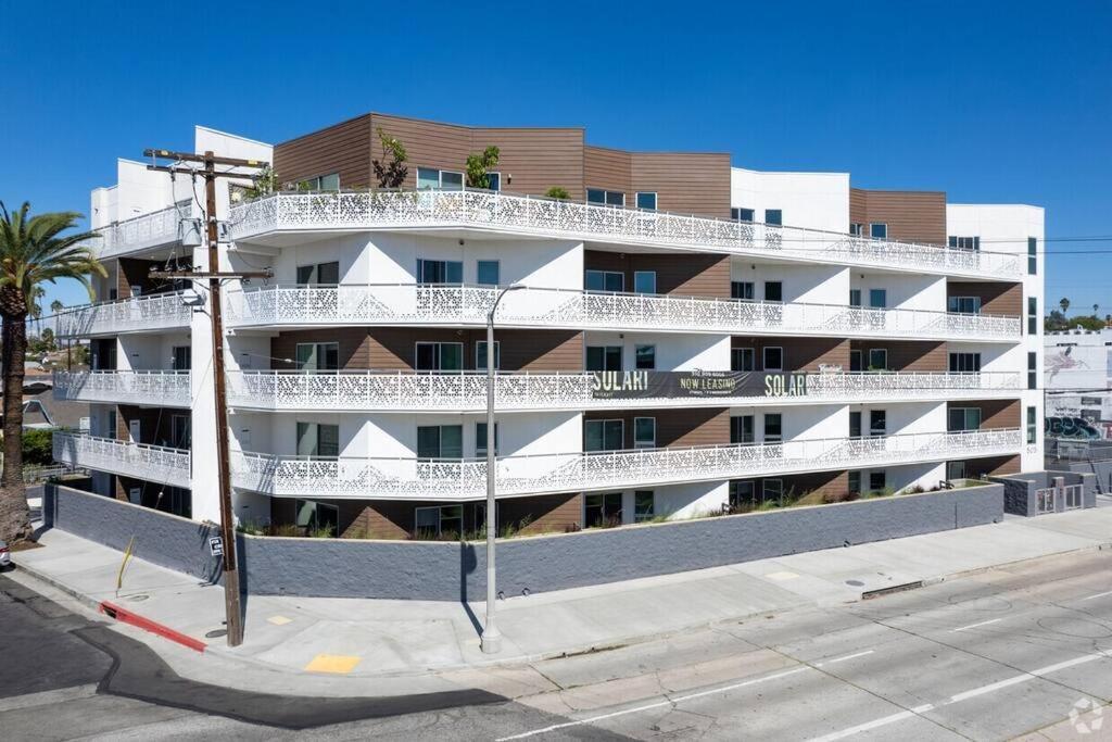 Apartment Corner 2 Bedroom 2 Bath - Balcony - Parking