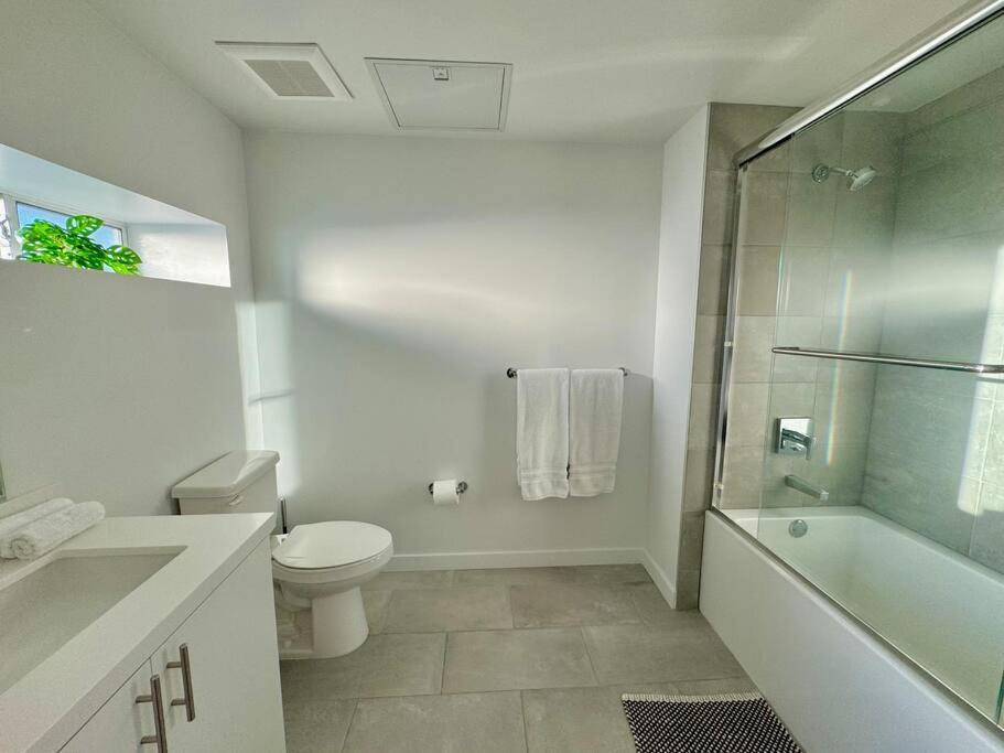 Apartment Corner 2 Bedroom 2 Bath - Balcony - Parking *