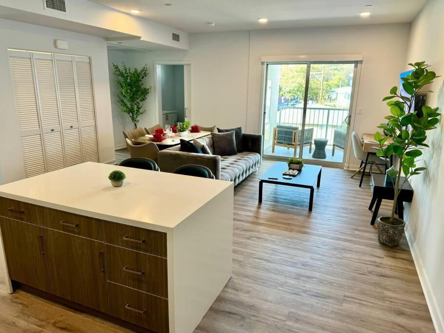 Corner 2 Bedroom 2 Bath - Balcony - Parking *
