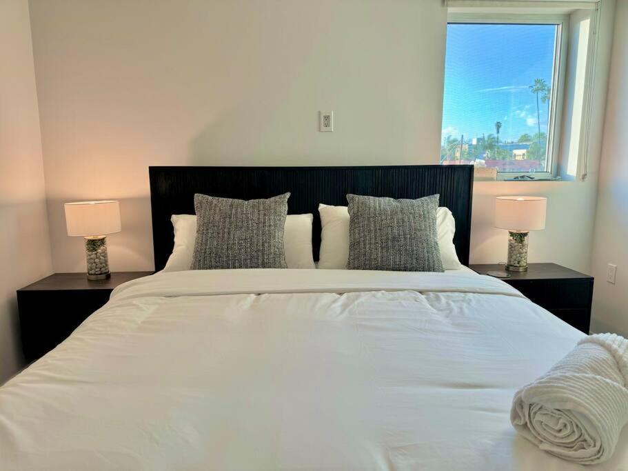 Corner 2 Bedroom 2 Bath - Balcony - Parking Apartment