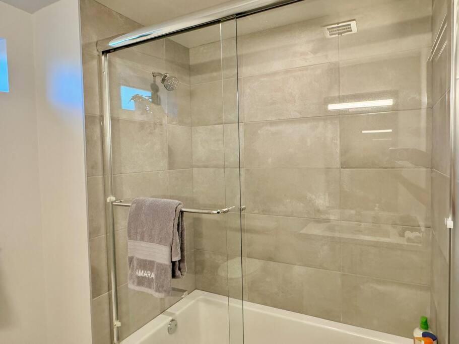 Apartment Corner 2 Bedroom 2 Bath - Balcony - Parking