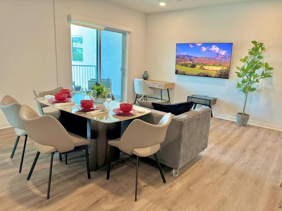 Corner 2 Bedroom 2 Bath - Balcony - Parking